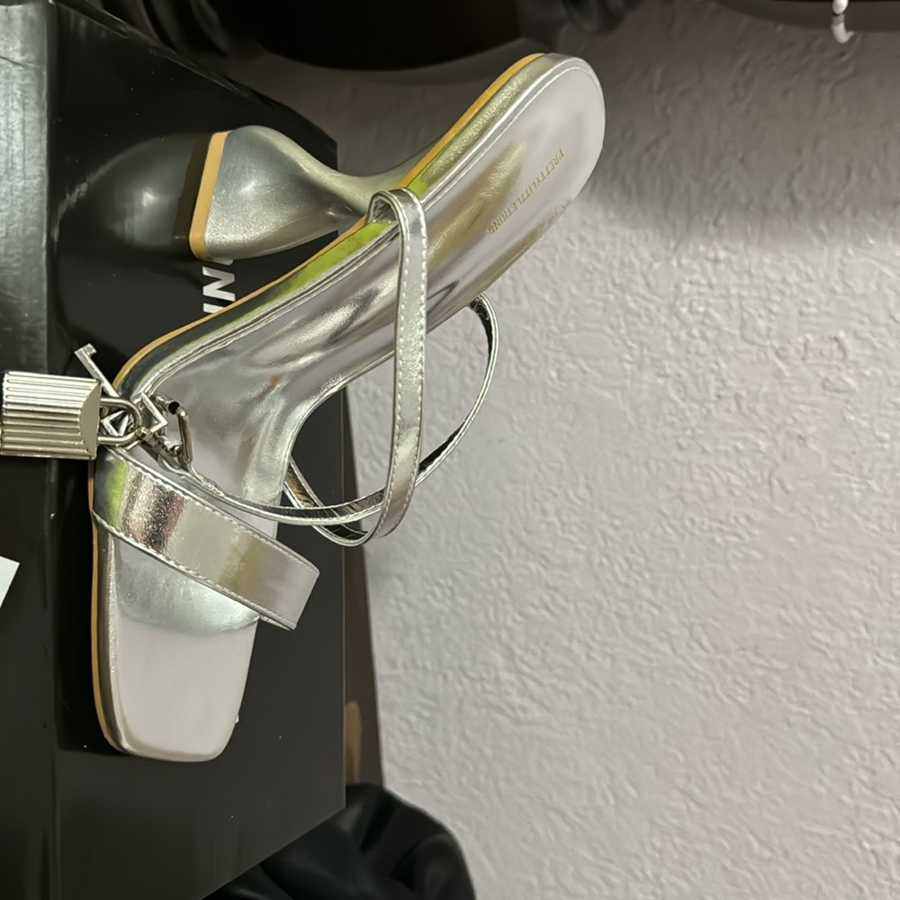 Hi I’m selling these heels they have never been worn they are a 5W for wide